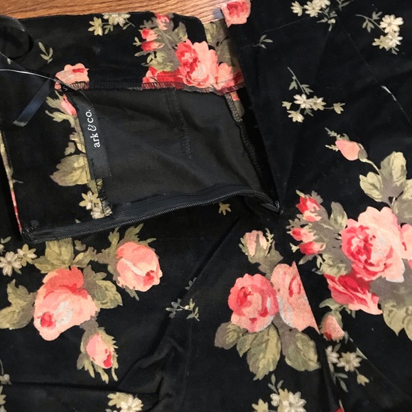 🌵Small Black and flower Shorts NWT - Picture 4 of 5